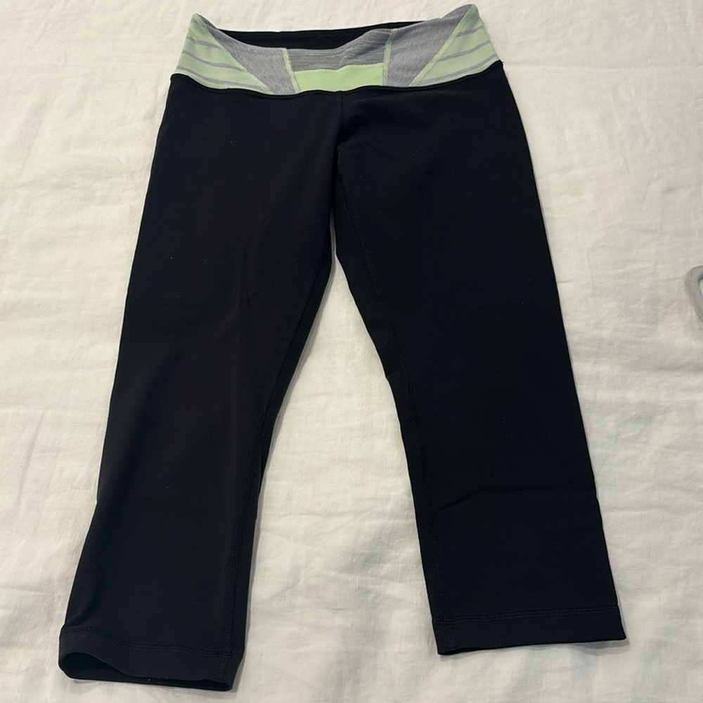 Lululemon leggings in size 6 (below the knee), blk with mint green/grey pattern